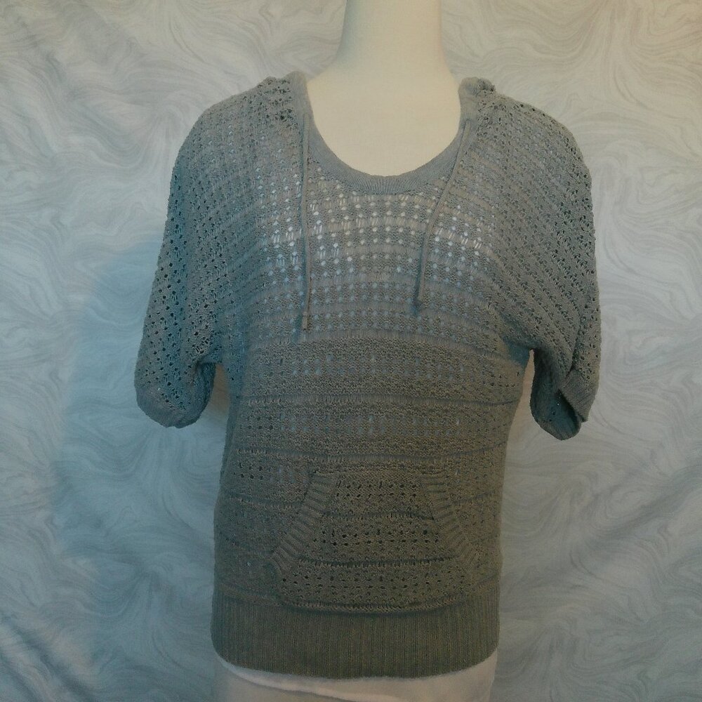 Beautiful Sweater Size M Hood Short Sleeve Pocket Casual (139)